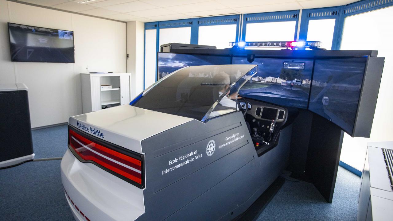 Emergency vehicle driving simulator