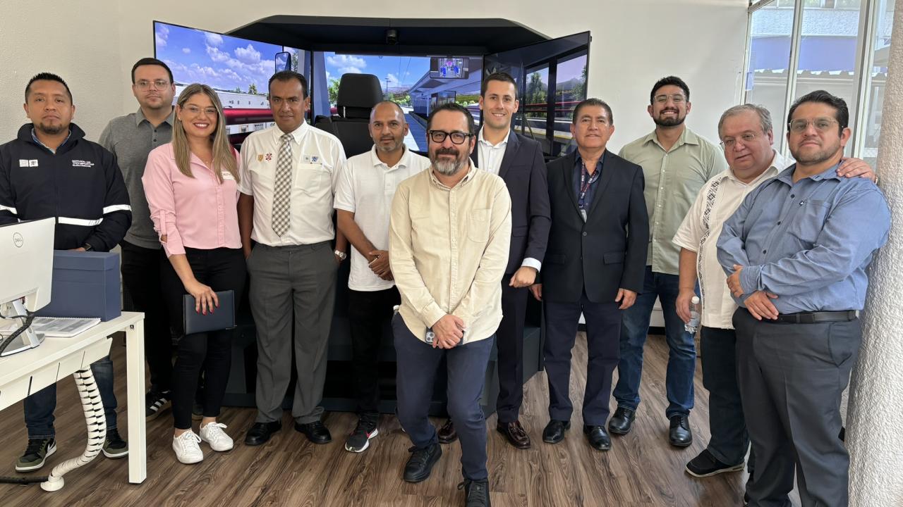 Equipo de STE junto al simulador de trolebús Equipo de STE junto al simulador de trolebús