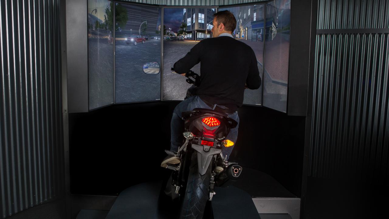 Simulador de conducción de moto de Lander Simulation