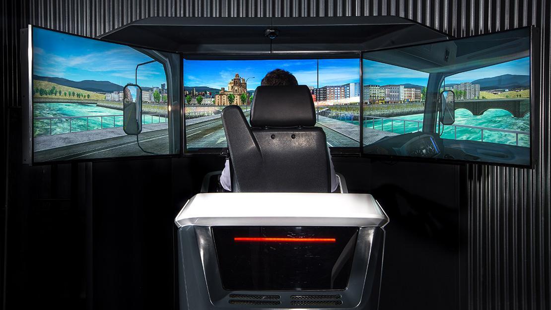 Versatile driving station with real controls