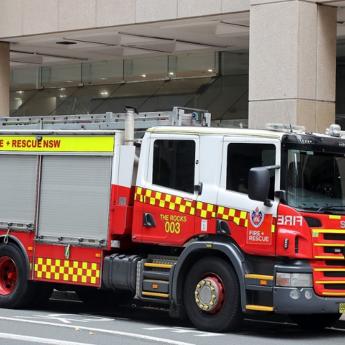 Ministro visita simulador de conducción para bomberos FRNSW