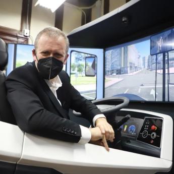 The Chilean Minister of Transport inaugurates the first driving simulator dedicated to electric buses