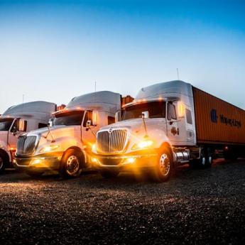 Le transport de fret recherche activement des chauffeurs routiers professionnels dans le monde entier